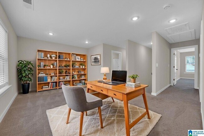 Building Photo - 170 Kings Wy