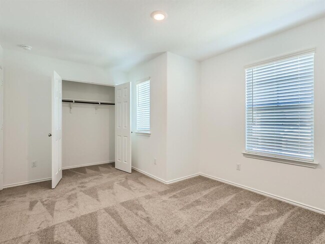 Building Photo - 1608 Holly Lk Dr