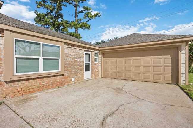 Building Photo - 5702 Old Lodge Dr