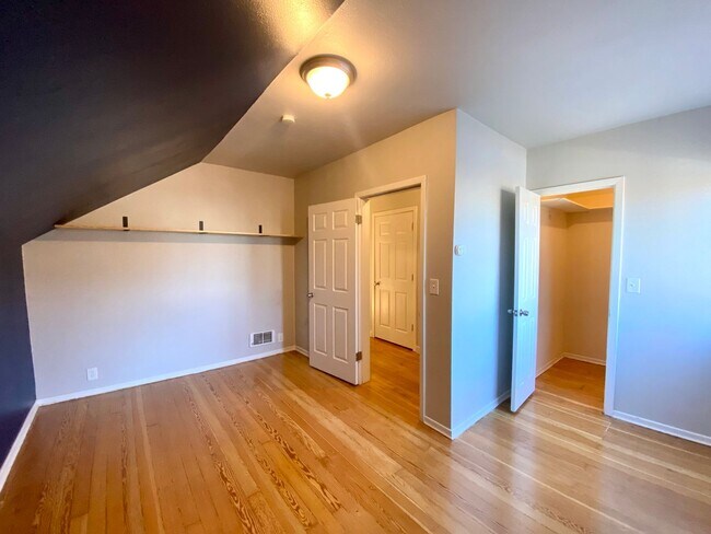 Building Photo - 3 Bedroom 2 Bath - City Compound - A Must ...