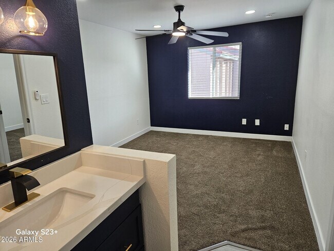 Building Photo - 623 W Guadalupe Rd