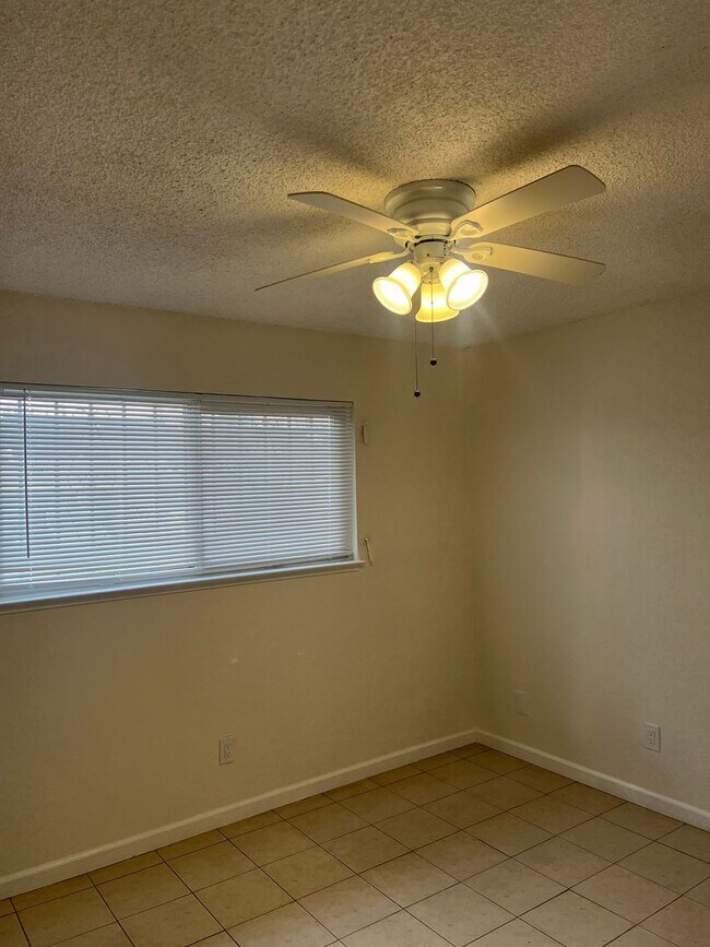 Building Photo - ADORABLE 2 BED DUPLEX WITH NEWER KITCHEN!!