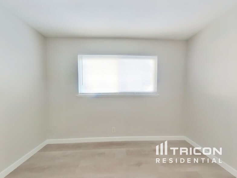 Building Photo - 372 Hopkins Dr