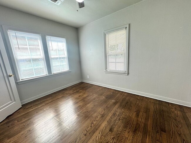 Building Photo - Adorable two-bedroom One-bathroom house located in the Kendall-Whittier neighborhood!