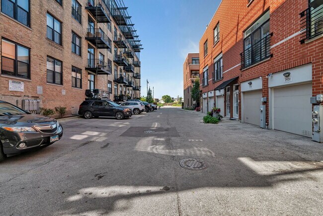 Building Photo - 2920 N River Walk Dr