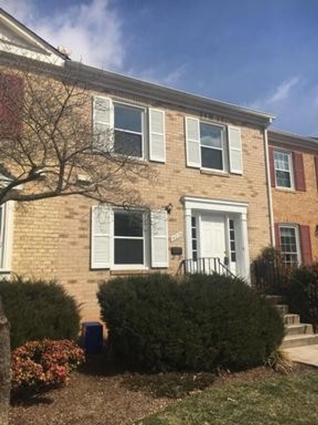 Primary Photo - VERY NICE 4 BEDROOM. 2.5 BATH TOWNHOME IN ...