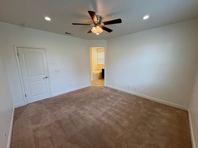 Building Photo - 3 Bedroom Home located NW Visalia!