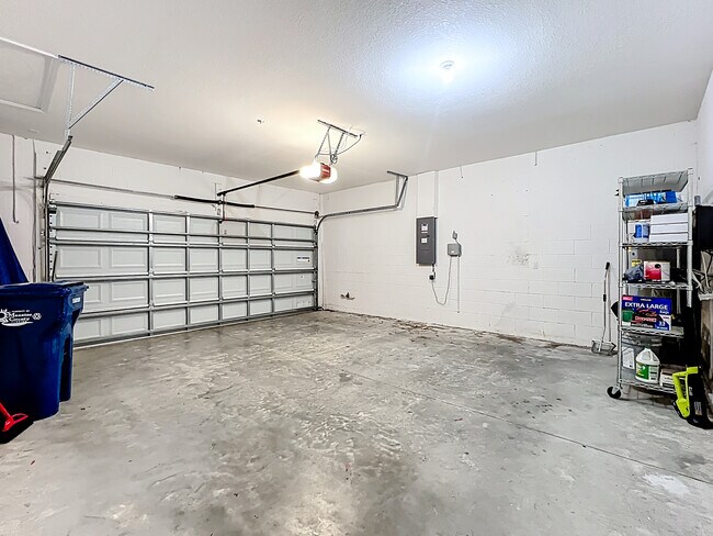 Building Photo - 3009 Esmeralda Dr