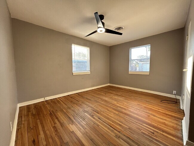 Building Photo - Charming 3-Bedroom Home with 2 Baths in th...