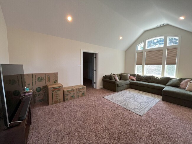 Building Photo - Elegant 4-Bedroom Luxury Home with Panoram...