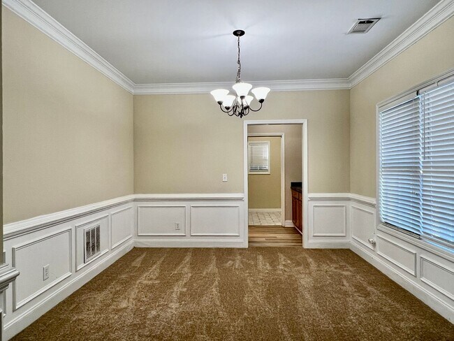 Building Photo - Large 4 Bedroom 2.5 Bath Home