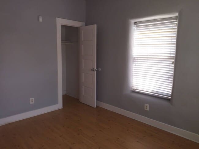 Building Photo - 2 bedrooms, 1 bath, fenced yard near CNM, UNM