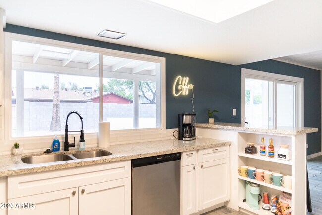 Building Photo - 2140 E Broadmor Dr
