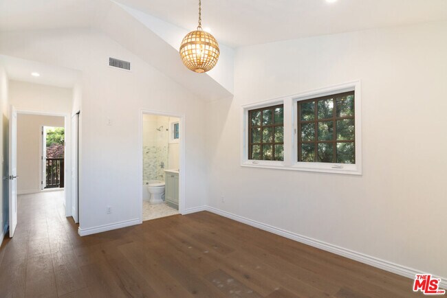 Building Photo - 552 Wilcox Ave