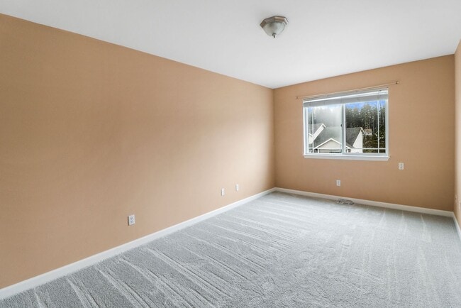 Building Photo - 4 Bedroom 2.5 Bathroom - Redwing - Pet Fri...
