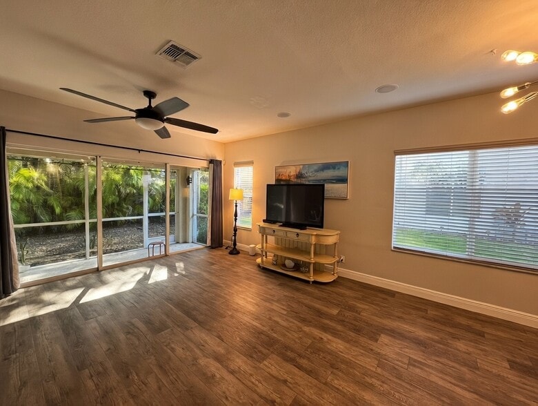 Building Photo - 8165 Pacific Beach Dr