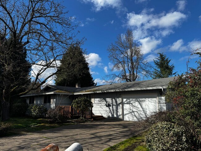 Building Photo - All new flooring and paint! Huge lot, desirable neighborhood!! Some new appliances, new light fix...