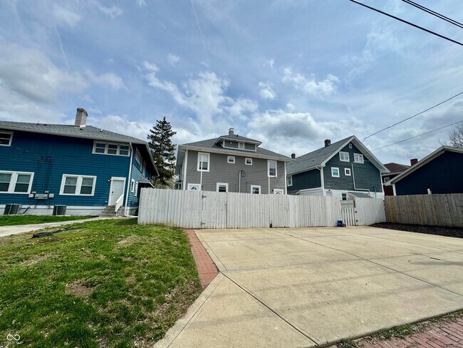Building Photo - 3256 Ruckle St