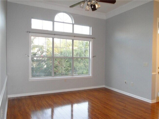 Building Photo - 2700 Pine Tree Rd NE