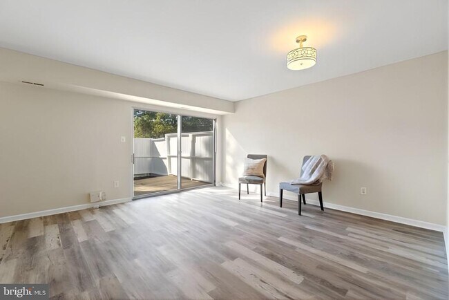 Building Photo - 107 St Charles Square