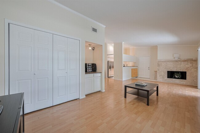 Building Photo - 2425 Augusta Dr