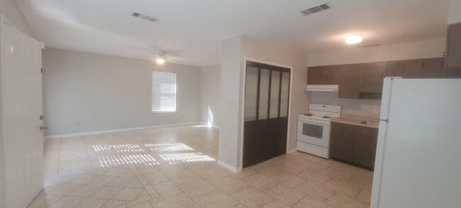 Building Photo - 2/1.5 Pine Meadows Home