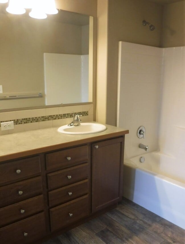 Building Photo - Awesome Caldwell 3 bed, 2 bath cutie!