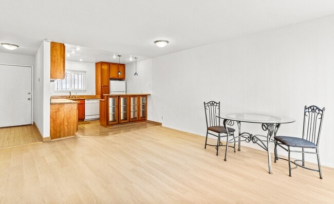 Building Photo - Lake Merritt Living: 1 Bed Condo with Pool...