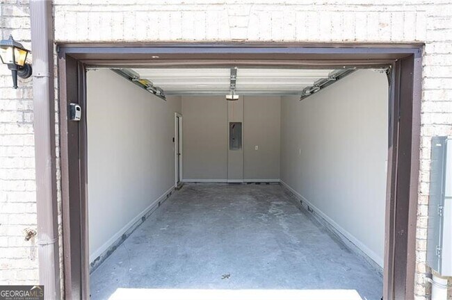 Building Photo - 6106 Oak Bend Ct