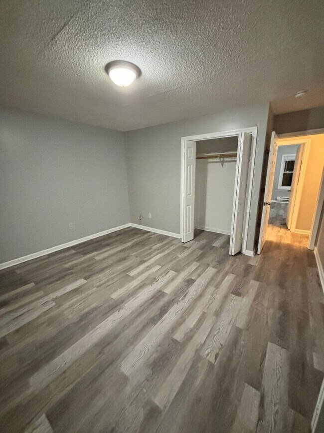 Building Photo - 3 Bedroom Fully Renovated Duplex!!