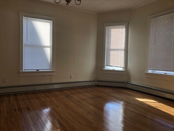 Building Photo - 58-60-60 Brackenbury St