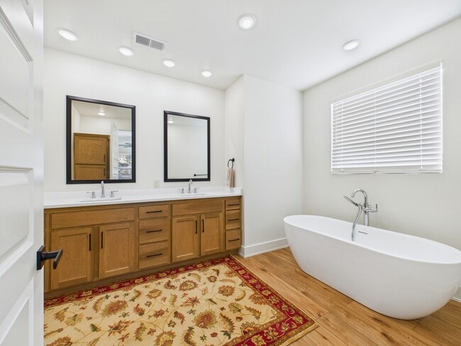 Building Photo - 113 Coker Ln