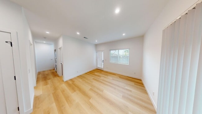 Building Photo - 5339 W Falls View Dr