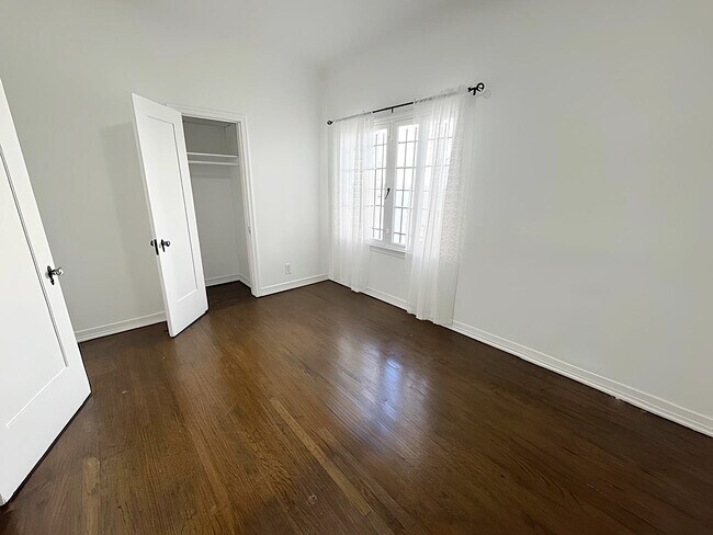 Building Photo - 1525 1/2 S Orange Grove Ave