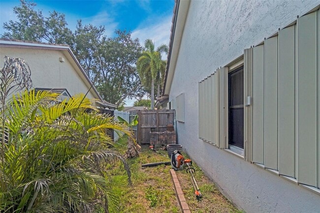 Building Photo - 5621 Carriage Ln