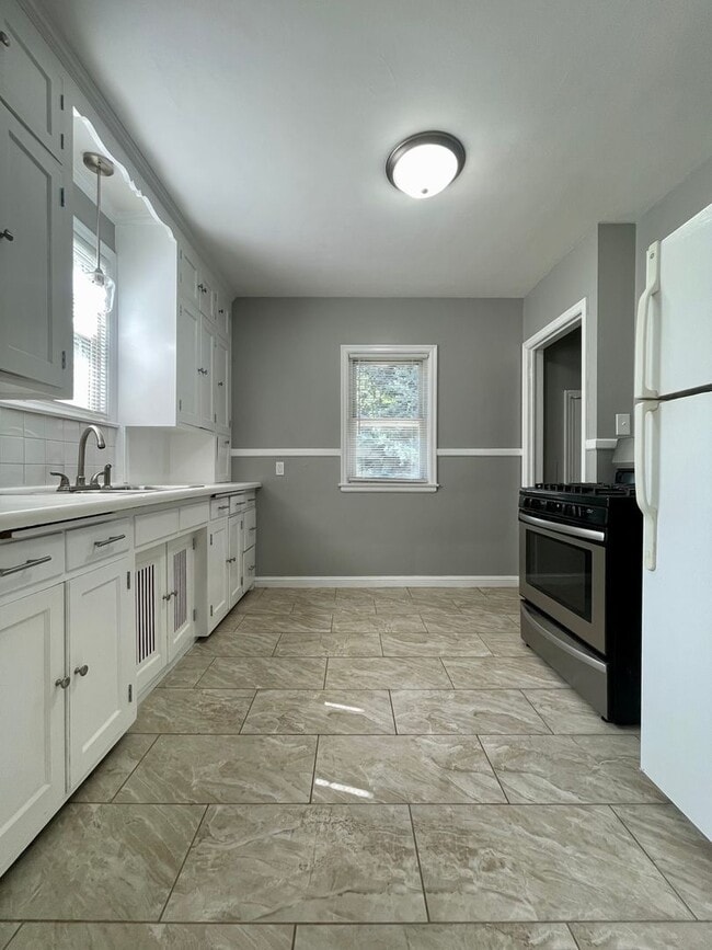 Building Photo - Stunning 3 Bedroom 2 Bathroom Home in Minneapolis!
