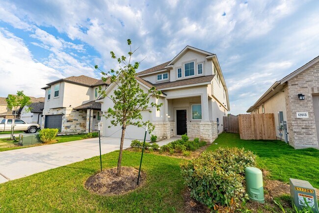 Building Photo - Beautiful 4 Bedroom, 2.5 Bathroom home in Manor!!!