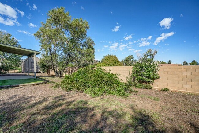 Building Photo - 7930 E Larkspur Ln