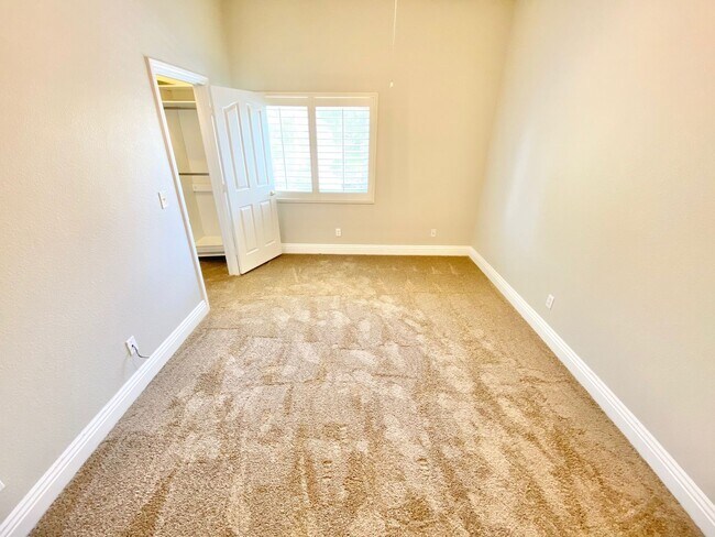 Building Photo - BEAUITFUL GATED PROPERTY 6 BEDROOMS/3 FULL...