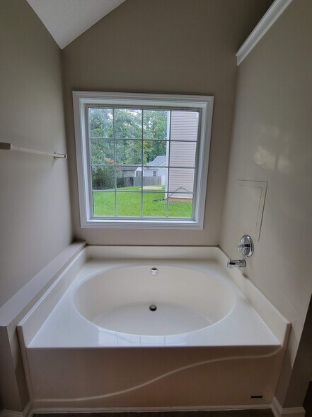 Primary bathroom tub - 119 Bay Court Dr