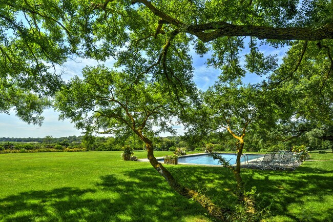 Building Photo - 18 Further Ln