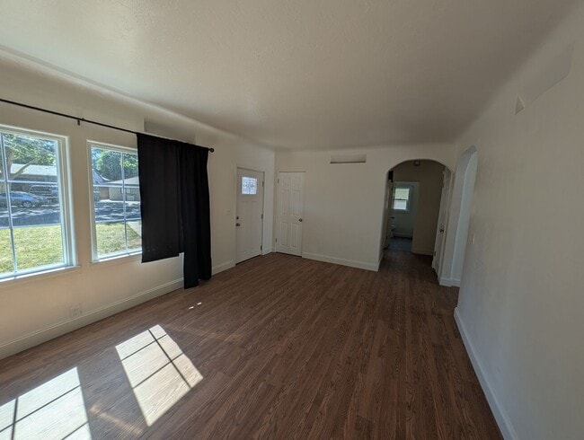 Building Photo - 4 Bedroom Home near Caldwell Park