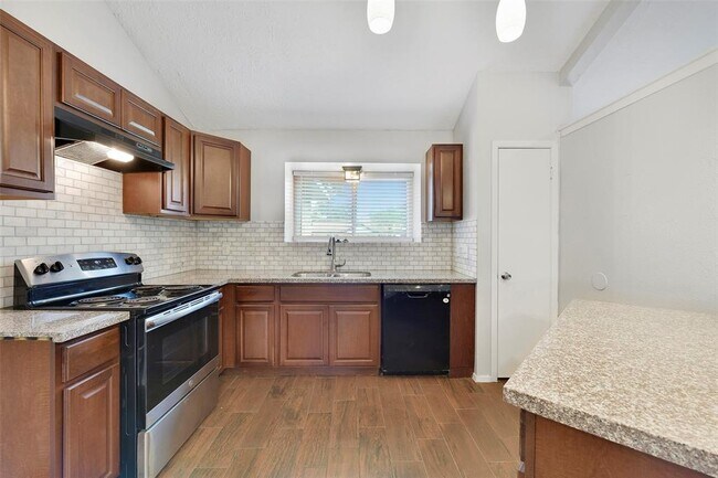 Building Photo - 2502 Ewell Dr