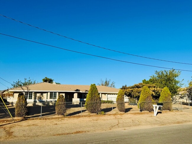 Building Photo - Newly remodeled home on The Mesa in Hesperia!