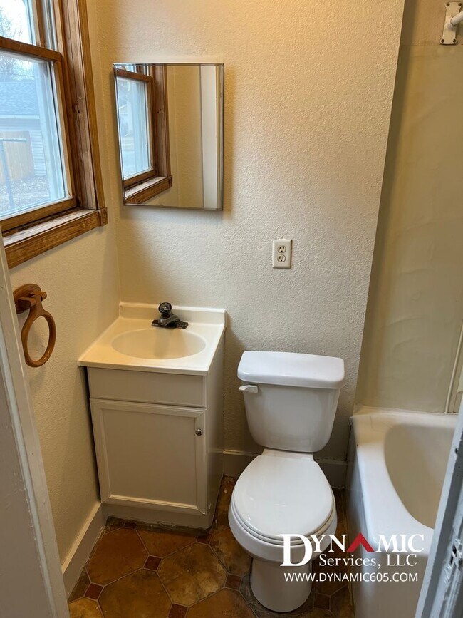 Building Photo - 811 S Summit Ave