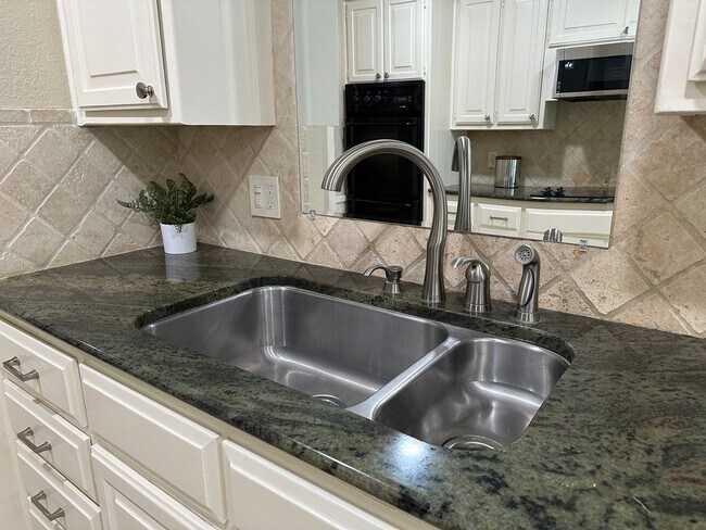 Building Photo - Updated 4 Bedroom Corner Lot in Woodway