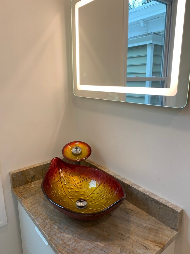 Building Photo - 410 W Maple Ave