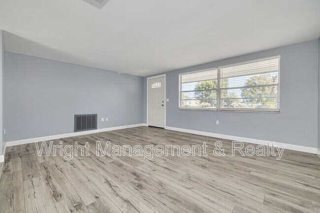 Building Photo - 3233 Finch Dr