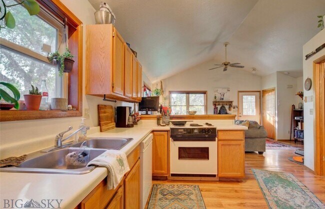 Open kitchen flows into living room - 518 N Black Ave