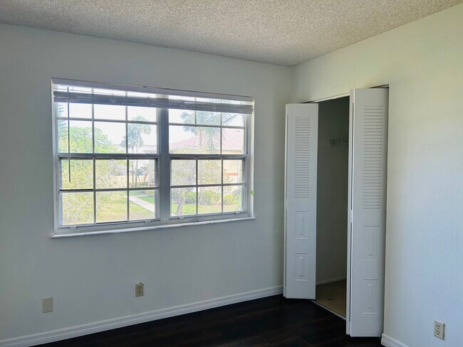 Building Photo - 1562 SE Royal Green Cir